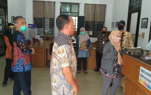 Anggota DPRD Beltim saat melakukan sesi foto Kartu Anggota Perpustakaan Pemprov Babel. Anggota DPRD Beltim saat melakukan sesi foto Kartu Anggota Perpustakaan Pemprov Babel.