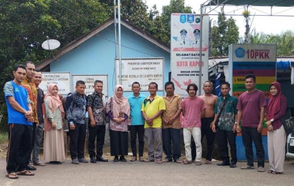 Tim Penelusuran Naskah Kuno foto bersama di Desa Kota Kapur, Bangka, Kamis (19/10/2023).