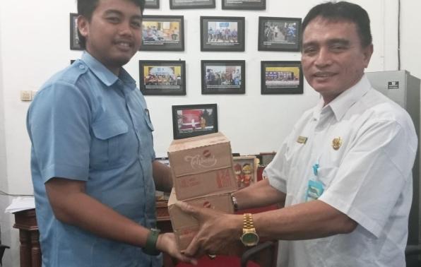 Kepala DKPUS Babel Rakhmadi memberikan simbolis bingkisan lebaran kepada PHL DKPUS Babel, Rabu (3/4/2024).
