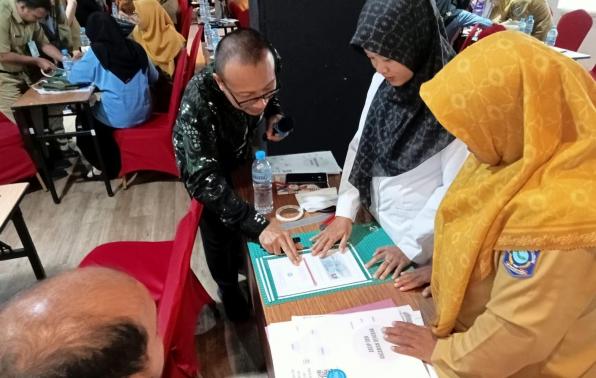 Narasumber dari ANRI saat membimbing para peserta sosialisasi penyelamatan arsip dengan cara Enkapsulasi, Senin (27/11/2023).
