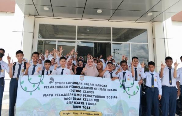 Puluhan siswa SMPN 1 Koba foto bersama didepan GLP Babel. 