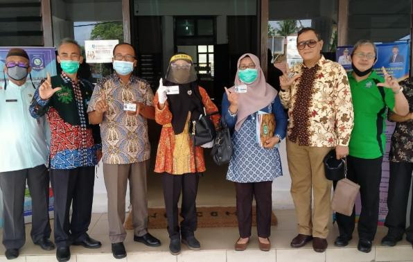 Didampingi Kepala DKPUS Babel, Anggota DPRD Beltim memperlihatkan Kartu Keanggotaan Perpustakaan Pemprov Babel. Didampingi Kepala DKPUS Babel, Anggota DPRD Beltim memperlihatkan Kartu Keanggotaan Perpustakaan Pemprov Babel.