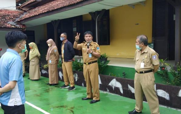 Kepala DKPUS Babel Rakhmadi memberikan pengarahan saat Apel Pagi DKPUS Babel, Selasa (4/1/2022).
