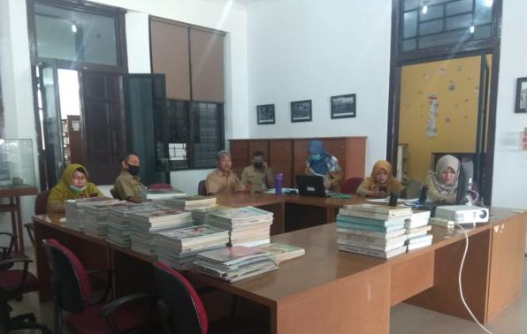 Sejumlah Pustakawan DKPUS Babel mengikuti Webinar.