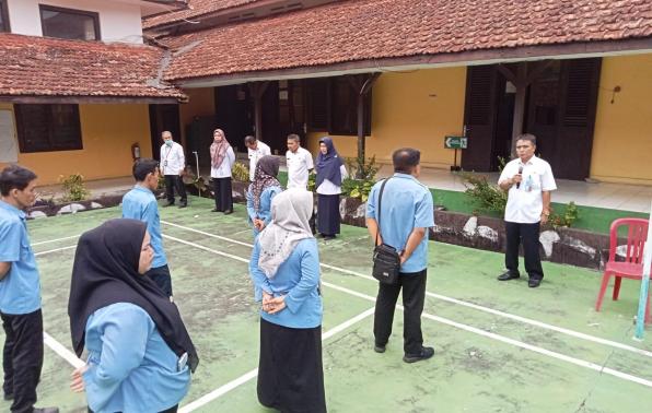 Kepala DKPUS Babel Rakhmadi memberikan pengarahan kepada pegawai DKPUS saat Apel Pagi, Rabu (3/1/2024). Kepala DKPUS Babel Rakhmadi memberikan pengarahan kepada pegawai DKPUS saat Apel Pagi, Rabu (3/1/2024).