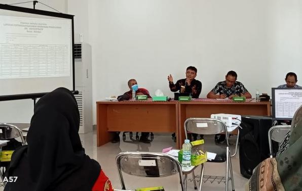 Kepala DKPUS Babel Rakhmadi memimpin langsung rapat evaluasi realisasi anggaran DKPUS 2023, Kamis (2/11/2023).