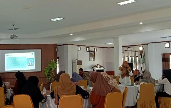  Master Trainer Nasional Runi Alcitra Amalia memberikan materi berkenaan dengan Program TPBIS ke Pemangku Jabatan Desa/Kelurahan dan Pengelola Perpustakaan Desa/Kelurahan.