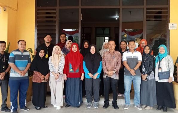 Tim DKP Bateng foto bersama di Halaman Depan Kantor DKPUS Babel, Jumat (15/12/2023). Tim DKP Bateng foto bersama di Halaman Depan Kantor DKPUS Babel, Jumat (15/12/2023).