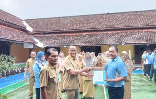 Plt. Kepala DKPUS Babel, Yopi Wijaya menyerahkan SK Kontrak Honorer DKPUS tahun 2025, Selasa (21/1/2025).
