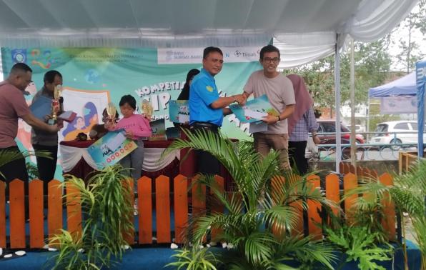 Kepala DKPUS Babel Rakhmadi menyerahkan hadiah kepada pemenang kompetesi, Sabtu (25/11/2023). Kepala DKPUS Babel Rakhmadi menyerahkan hadiah kepada pemenang kompetesi, Sabtu (25/11/2023).