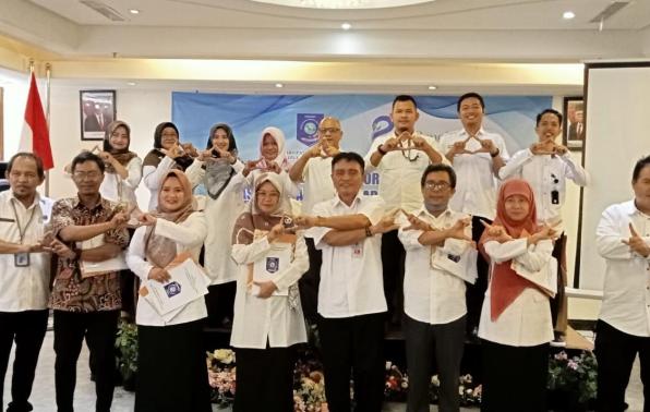 Rakhmadi Kepala DKPUS Babel didampingi Kabid Pengelolaan Arsip Daerah DKPUS Babel Doni Golput foto bersama penerima LAKE 2022, Rabu (30/11/2022).