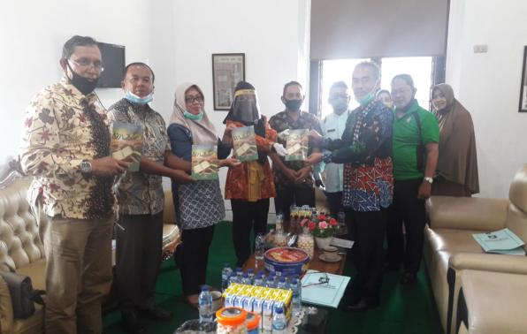 Penyerahan buku "Membaca Menunggu Surga" karangan Dr Asyraf Suryadin.