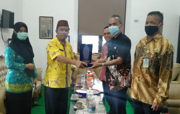 Kepala DKPUS Babel Asyraf Suryadin menyerahkan Plakat Penghargaan Kabupaten Terbaik untuk Implementasi Program Transformasi Perpustakaan Berbasis Inklusi Sosial kepada Kepala Dinas Perpustakaan dan Kearsipan Bangka Selatan, Marsanti.