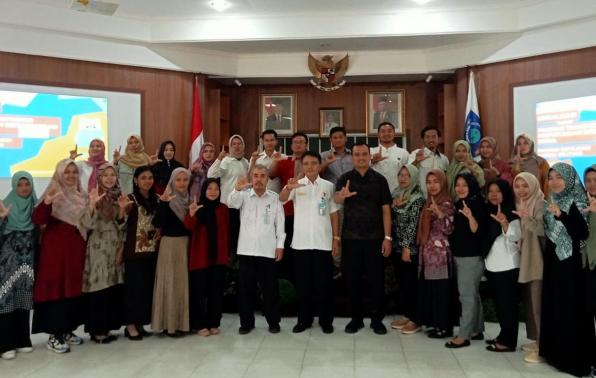Kepala DKPUS Provinsi Babel bersama para peserta Bimtek SPP-TIK reflikasi mandiri Program TPBIS tahun 2023 saat penutupan, Rabu (23/8/2023). 