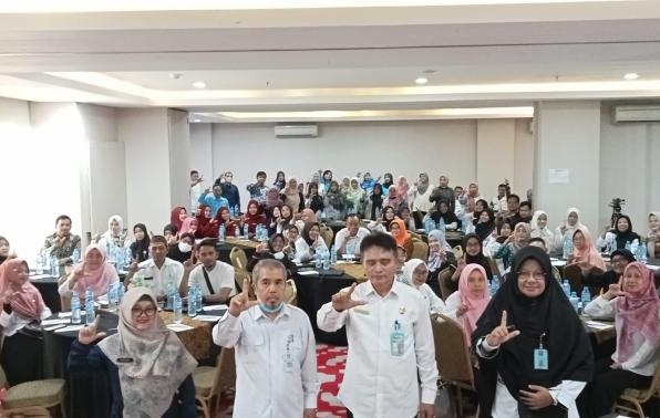 Kepala DKPUS Babel Rakhmadi foto bersama peserta sosialisasi.