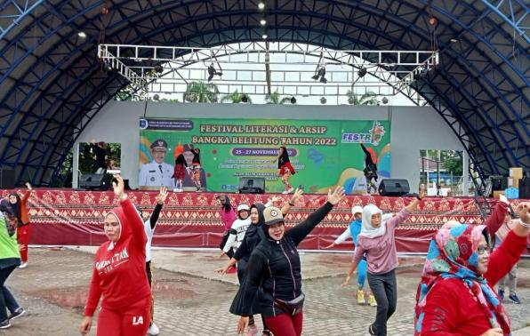 Senam Sehat rangkaian kegiatan Festrip Babel 2022, dalam rangka memperingati hari jadi ke-22 Provinsi Babel di ATM Pangkalpinang, Jumat (25/11/2022).