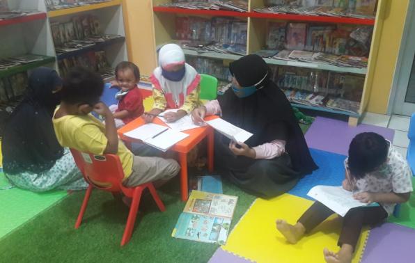 Anak-anak Bimbel Al Faqih Center Sumber Rejo Pangkalpinang sedang belajar di Ruang Baca Khusus Anak Perpusprov Babel, Selasa (2/2/2021).