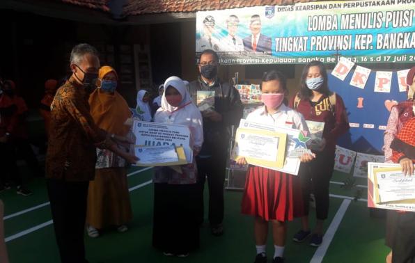 Kepala DKPUS Babel Dr Asyraf Suryadin menyerahkan hadiah kepada para Juara Lomba Menulis Puisi. Kepala DKPUS Babel Dr Asyraf Suryadin menyerahkan hadiah kepada para Juara Lomba Menulis Puisi.