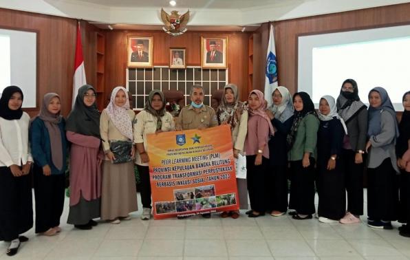 Penerima Penghargaan Perpustakaan Terbaik Implementasi program TPBIS 2023 foto bersama peserta Peer Learning Meeting Babel 2023. 