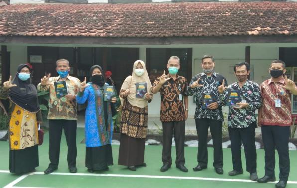 Kepala DKPUS Babel Asyraf Suryadin foto bersama Lima Kepala Sekolah SMAN yang ada di Bangka. Kepala DKPUS Babel Asyraf Suryadin foto bersama Lima Kepala Sekolah SMAN yang ada di Bangka.