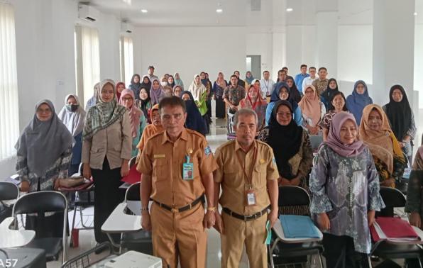 Kepala DKPUS Babel Rakhmadi foto bersama peserta peningkatan kapasitas pengelola perpustakaan sekolah, Selasa (28/11/2023).