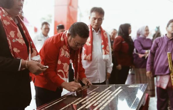 Kepala DKPUS Babel Rakhmadi mewakili Pj Gubernur Babel Safrizal ZA menyaksikan penandatanganan prasasti peresmian Geung Layanan Perpusda Babel, Rabu (22/11/2023).