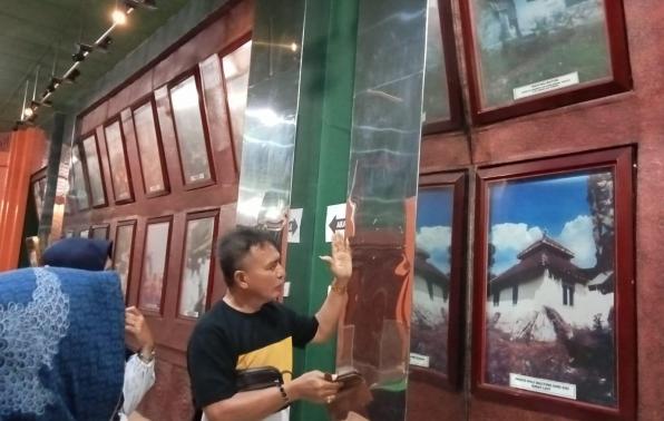 Kepala DKPUS Babel Rakhmadi saat menemukan foto arsip Masjid Wali Balitung di Museum Masjid Agung Jawa Tengah, Kamis (7/12/2023).
