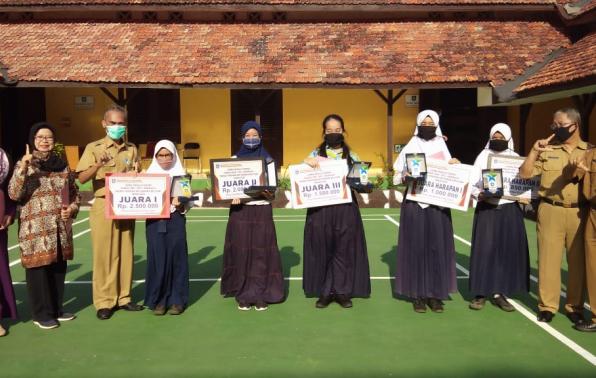 Kepala DKPUS Babel Dr Asyraf Suryadin foto bersama para pemenang Lomba Menulis Cerpen Tahun 2020.