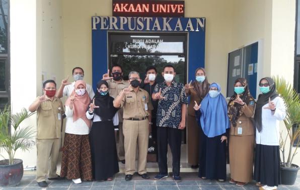 Foto bersama Pustakawan DKPUS Babel bersama Kepala UPT dan Pustakawan UBB