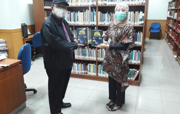 Padli Kepala Bidang Pengelolaan dan Pelestarian Arsip DKPUS Babel menyerahkan Sejarah buku Bangka Belitung kepada Direktur Deposit dan Pengembangan Koleksi Perpustakaan  Perpusnas RI, Emiati.(foto: ist).