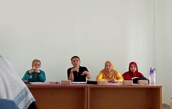 Kepala DKPUS Babel Rakhmadi memberikan pengarakan kepada Panitia dan Juri Festrip II, Jumat (24/11/2023).