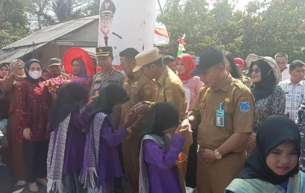 Kepala DKPUS Babel Rakhmadi mendampingi Pj Gubernur Babel Suganda saat disambut masyarakat dalam giat 'Gule Kabung' di Desa Bukit Terap, Tukak Sadai, Selasa (5/9/2023).