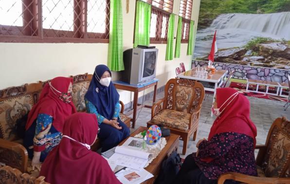 Pustakawan DKPUS Babel sedang memberikan pembinaan akreditasi ke Kepala Sekolah dan Pengelolaan Perpustakaan SMAN 1 Belinyu, Kamis (4/3/2021)