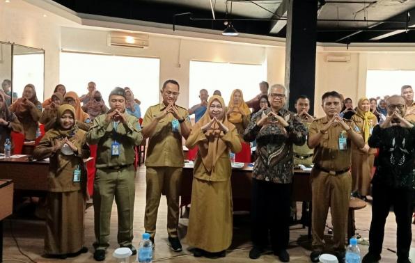 Kepala DKPUS Babel Rakhmadi, foto bersama narasumber dan peserta sosialisasi, Senin (27/11/2023).