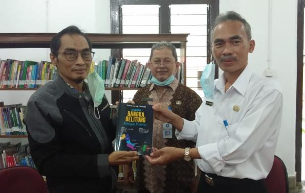 Kepala DKPUS Babel Dr Asyraf Suryadin memberikan kenangan-kenangan berupa Buku Sejarah Bangka Belitung Menjadi Provinsi kepada Tim Evaluasi Kinerja BPKP Perwakilan Babel, Hamdani.
