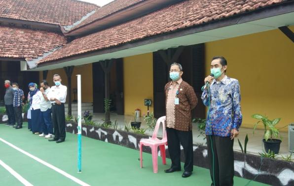 Ketua Tim Evaluasi Kinerja Kearsipan DKPUS Babel Perwakilan BPKP Babel, Hamdani memberikan pencerahan kepada Pegawai DKPUS Babel, Jumat (27/11/2020).(foto: ist).