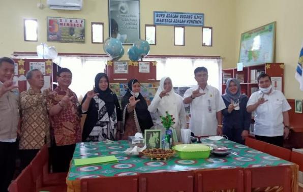 Kepala DKPUS Babel memberikan support penilaian lapangan akreditasi perpustakaan SDN 38 Tanjungpandan, Belitung, Rabu (22/6/2022).