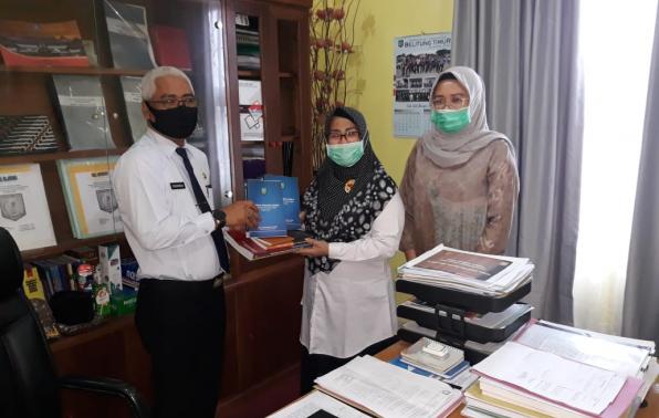 Pustawan DKPUS Babel menerima hasil karya terbitan daerah Beltim.