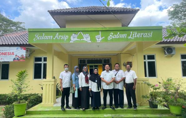  Tim Telusur Naskah Kuno DKPUS Babel foto bersama Kepala DKP Bangka Tengah, Rabu (7/9/2022).