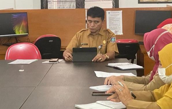 Kepala DKPUS Babel Rakhmadi memimpin rapat evaluasi kinerja bidang kearsipan DKPUS Babel, Selasa (12/4/2022).