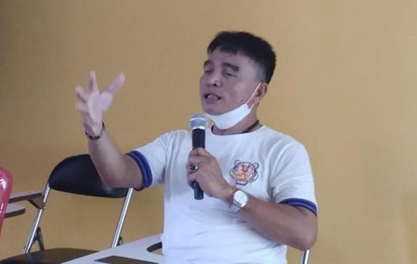 Kepala DKPUS Babel Rakhmadi memberikan pengarahan kepada PHL DKPUS Babel, Jumat (11/6/2021).