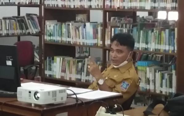 Rakhmadi Kepala DKPUS Babel saat memberikan pengarahan kepada Pejabat Eselon di DKPUS Babel.