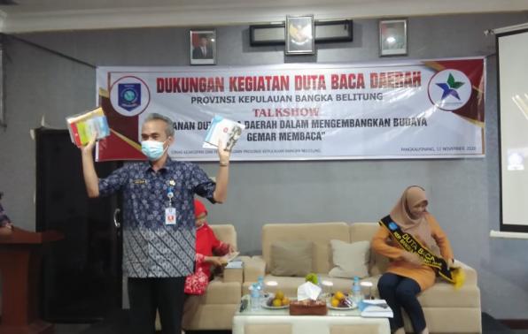 Kepala DKPUS Babel Asyraf Suryadin memperlihatkan buku-buku hasil karyanya sendiri kepada para peserta Talkshow.
