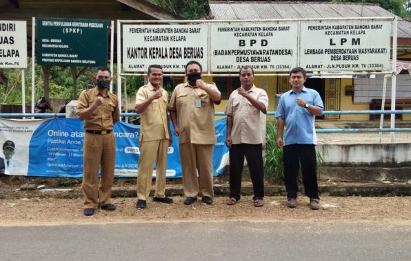 Tim DKPUS Babel foto bersama Kades Beruas, Kecamatan Kelapa, Bangka Barat.