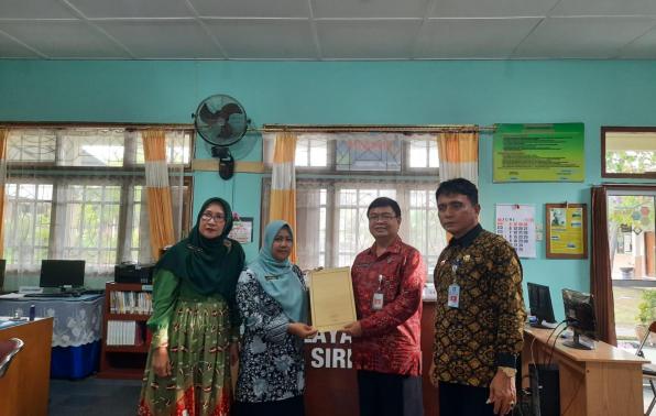 kepala DKPUS Babel Rakhmadi besama Tim Asesor Perpusnas RI disela visitasi perpustakaan sekolah di Beltim. kepala DKPUS Babel Rakhmadi besama Tim Asesor Perpusnas RI disela visitasi perpustakaan sekolah di Beltim.
