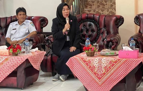 Kabid Pelestarian Koleksi Nasional dan Pelestarian Naskah Kuno, Mirdayati menjelaskan arti dari naskah kuno sampai dengan tata cara penyimpanan naskah kuno dihadapan tokoh masyarakat Beltim.