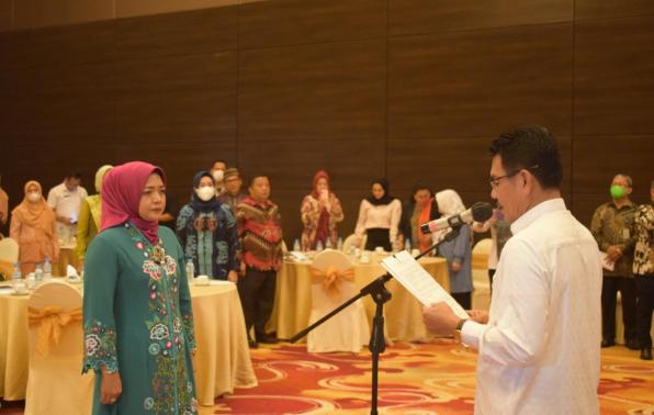 Sekda Provinsi Babel Dr Drs Naziarto, S.H., M.H, saat mengukuhkan Sri Rahayu Mulya Naziarto, S.A.P menjadi Bunda Literasi Provinsi Babel Masa Bhakti 2022-2024.