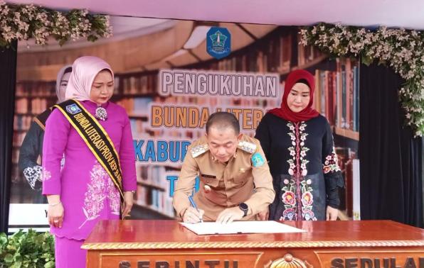 Bunda Literasi Provinsi Kepulauan Bangka Belitung Sri Rahayu Mulya Naziarto menyaksikan penandatanganan berita acara Pengukuhan Bunda Literasi Kabupaten Bangka, Yusmiati Mulkan, Senin (10/10/2022).
