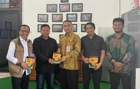 Rakhmadi Kepala DKPUS Babel foto bersama Tim Babel Universal Island Institute, disela penyerahan buku, Kamis (25/8/2022).