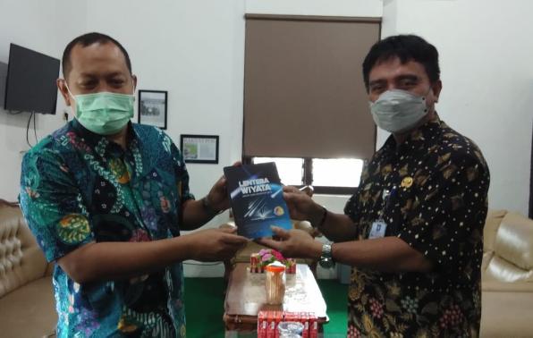 Rakhmadi Kepala DKPUS Babel saat menerima sumbangan buku dari Kepala SMAN 1 Manggar, Beltim, Kamis (7/10/2021).
